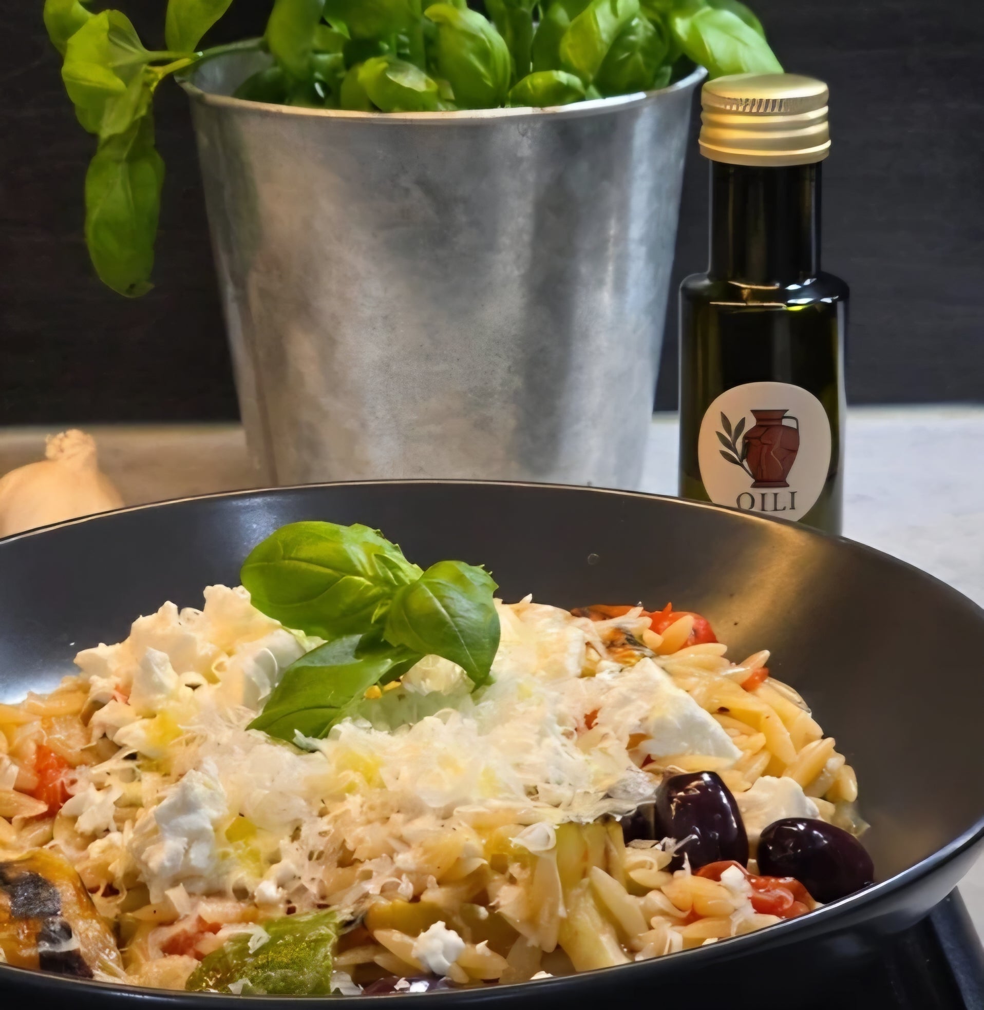 Välimerellinen pastaresepti OILI-oliiviöljyllä, tuoreilla kasviksilla ja basilikalla.