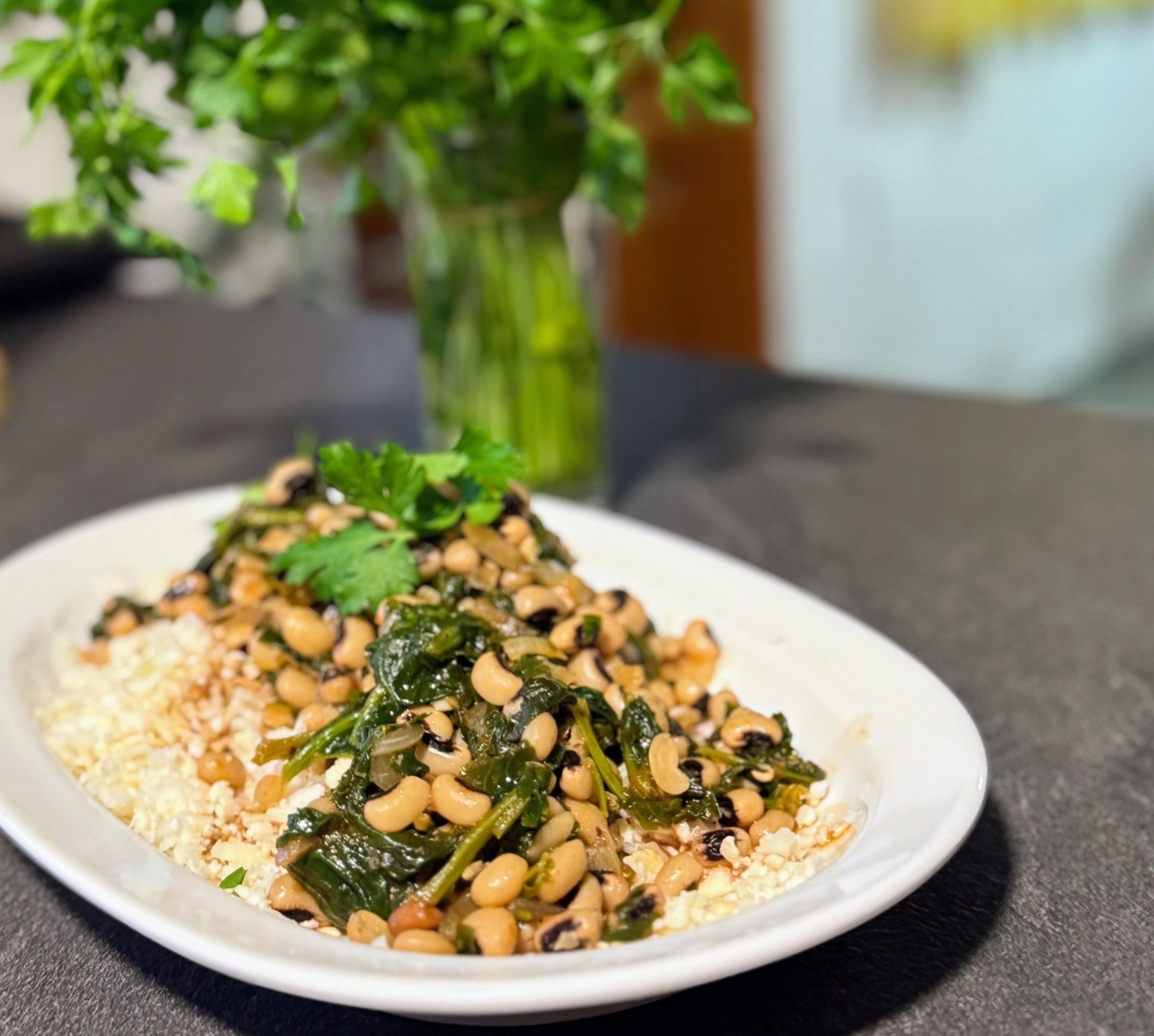 Mustasilmäpavut pinaatilla